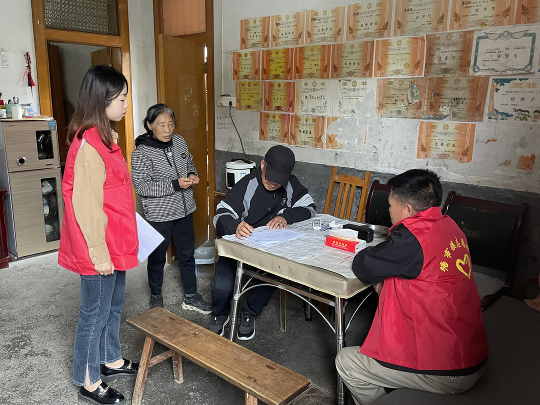 塘市镇：积极开展“敲门行动” 争当群众“心上人”