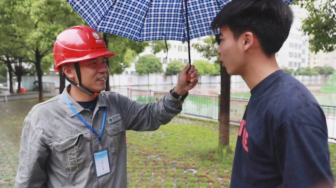 儿子高考父亲保电 父子高考内外交上圆满“答卷”