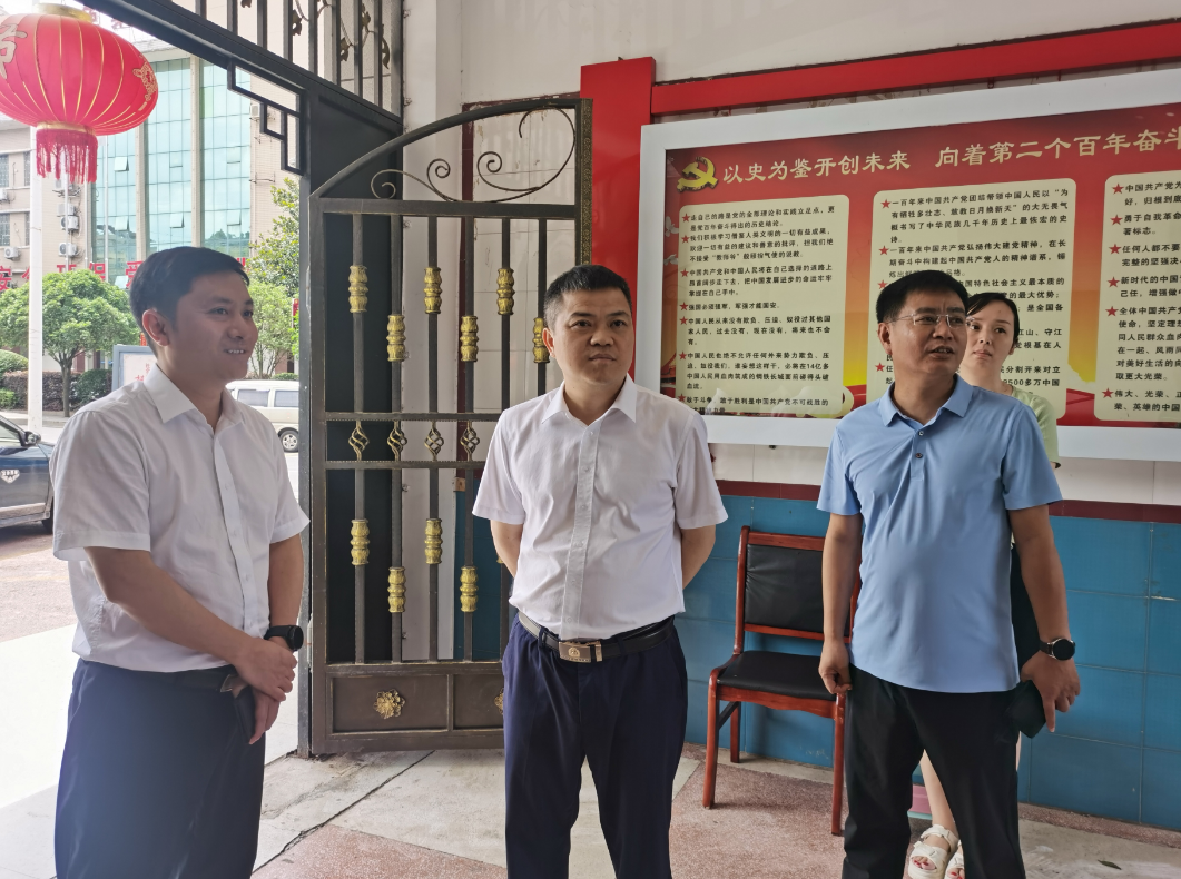 巫初华督导乡镇（街道）值班值守和安全生产工作          严以律己恪守职责 筑牢安全发展之基