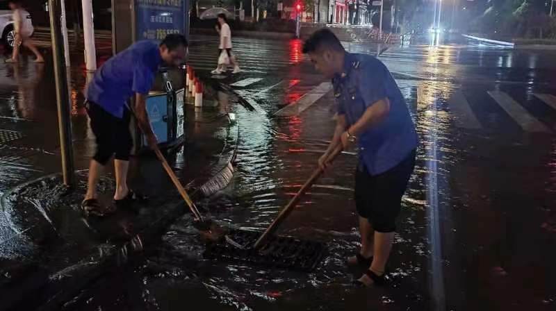 迎战“端午雨” 城管在行动