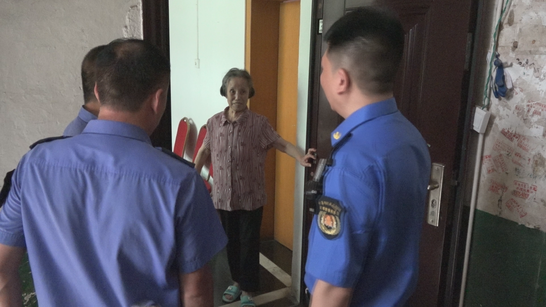 县城管执法局积极应对端午节期间防汛工作