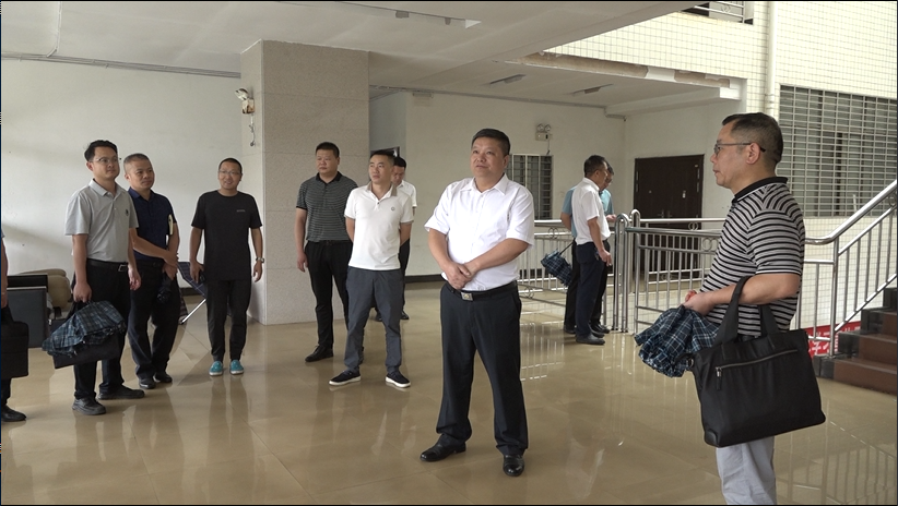 县领导调研县综治中心建设暨“一站式”矛盾纠纷调解中心建设等工作