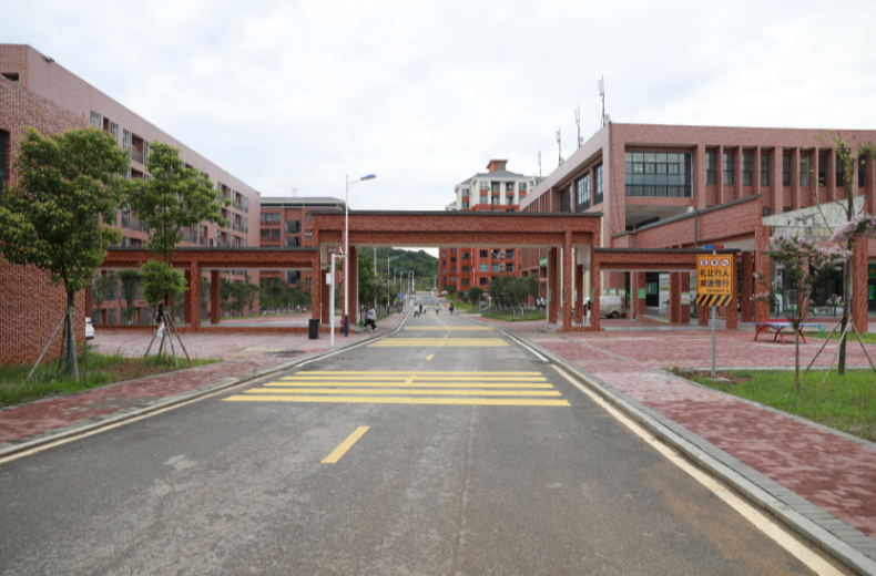 打好“发展六仗”  | 人车分流平安伴 共建和谐美校园