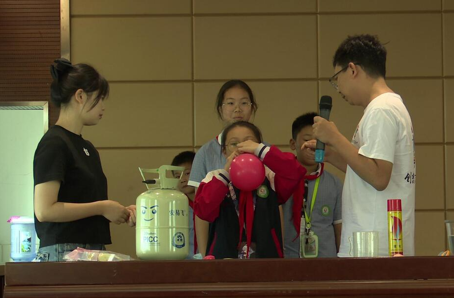 我县开展“创想家·神奇的气体”科普进校园活动