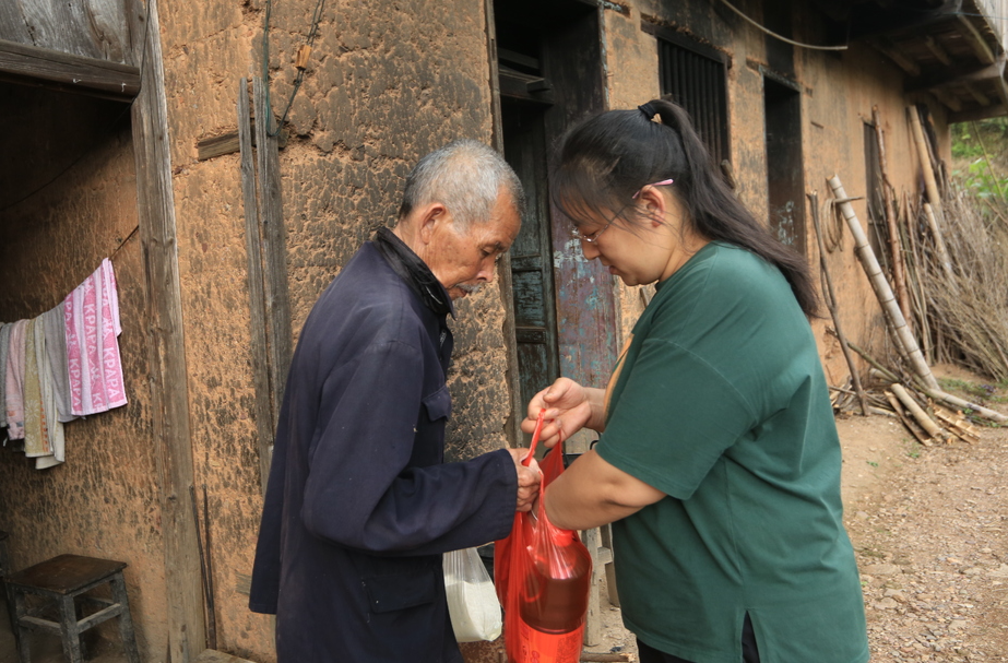 新时代文明实践在桂阳 | 龚秋霞：大山里的代购员   为20多户村民义务“代购”7年