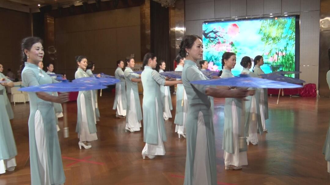 县老年大学举行“庆七一、颂党恩”汇报演出活动