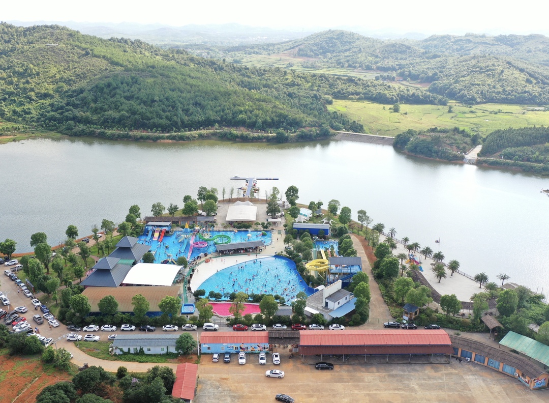 打好“发展六仗” | 乡村水上乐园带火乡村游 “清凉经济”持续升温