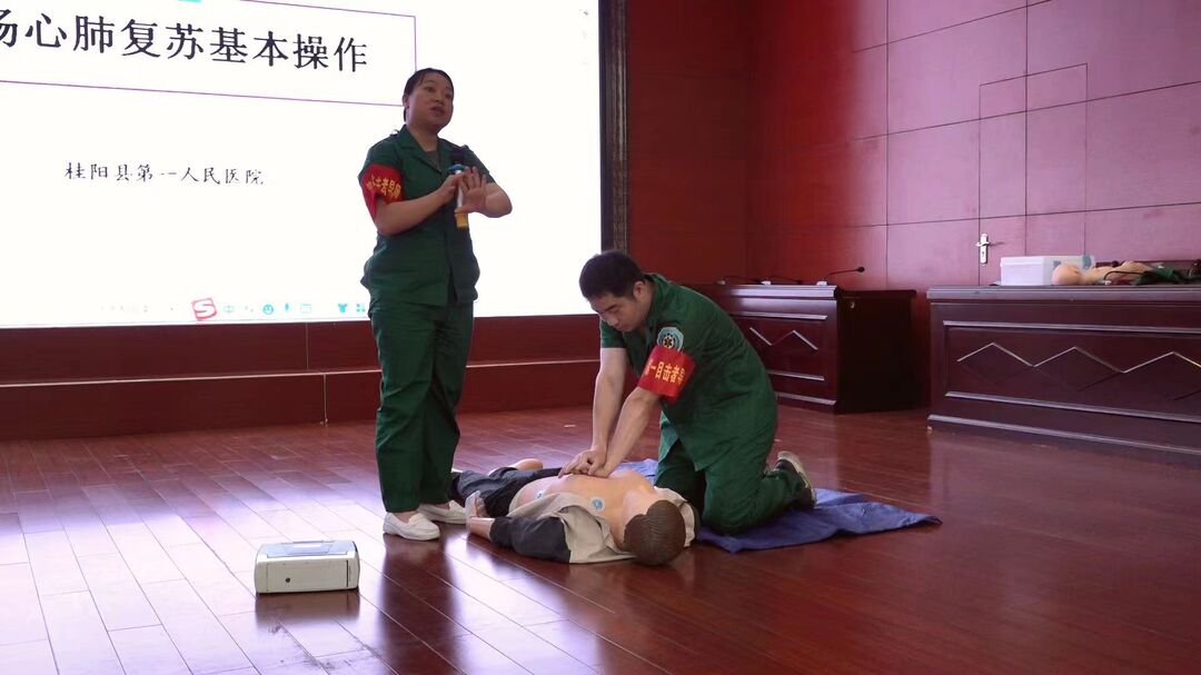 打好“发展六仗” | 县第一人民医院开展现场救护第一目击者培训活动