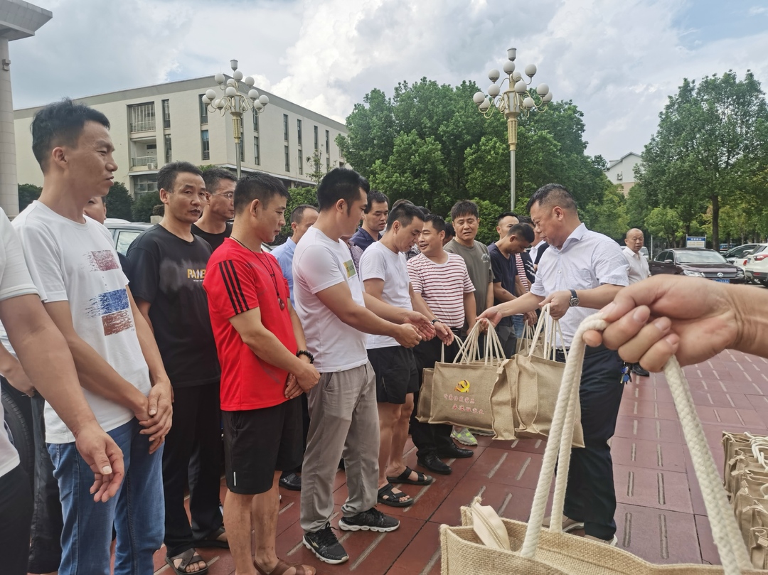 县总工会开展夏季送清凉活动