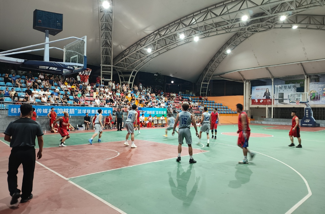 我县2023年篮协“坤桃杯”篮球联赛开赛