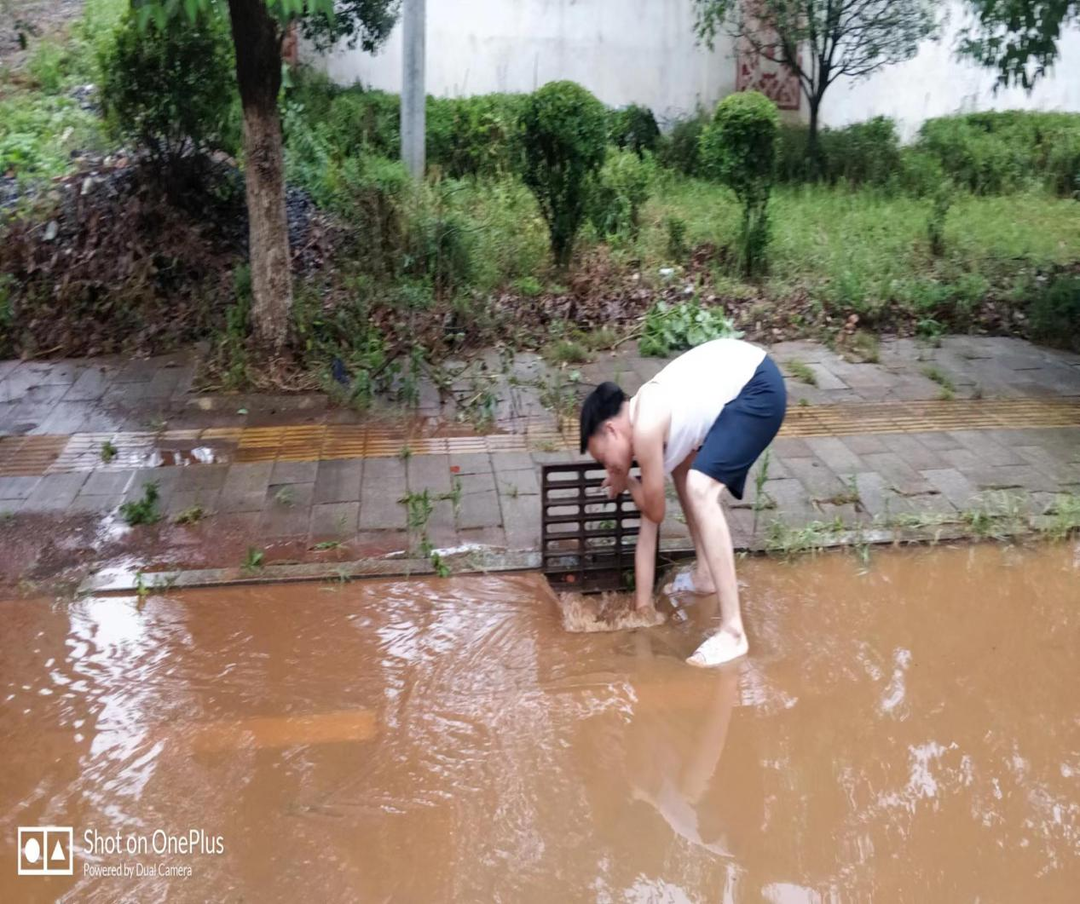 暴雨来袭，桂阳县樟市镇干部职工“徒手”疏通下水口保畅通