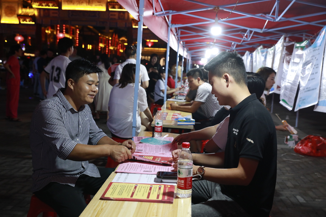 打好“发展六仗 ”  | 古郡城里灯火明  专场招聘人气旺