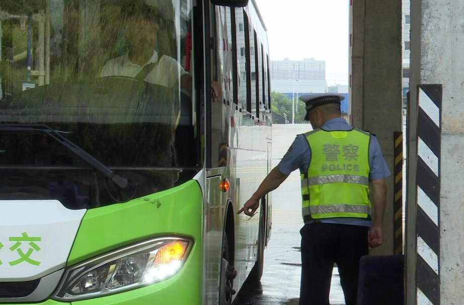 打好“发展六仗” | 县交警大队开展源头隐患歼灭行动