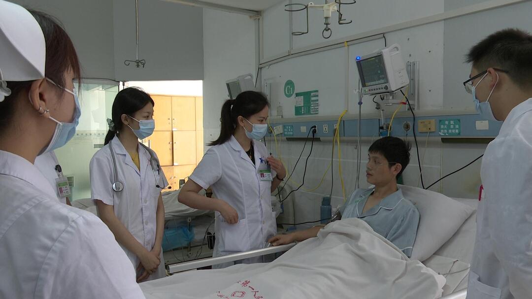 县第一人民医院：心脏骤停获救治  患者感恩送锦旗