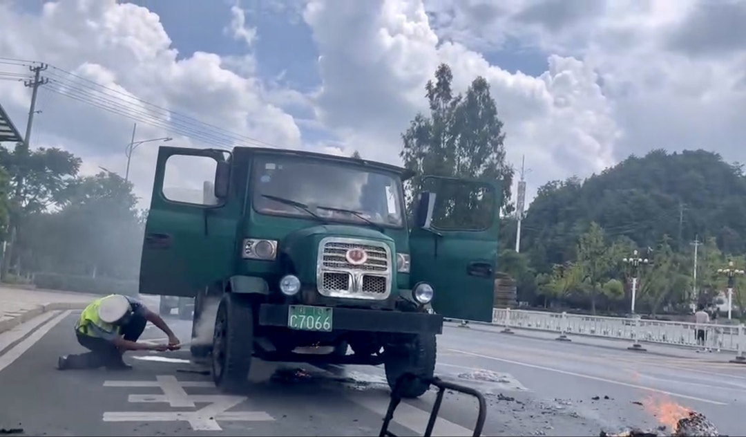 桂阳：路遇行驶车辆自燃 交警秒变“消防员”灭火保平安