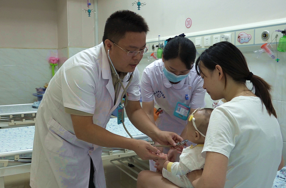 县“最美医师”杨小明：医者仁心守护患儿生命健康