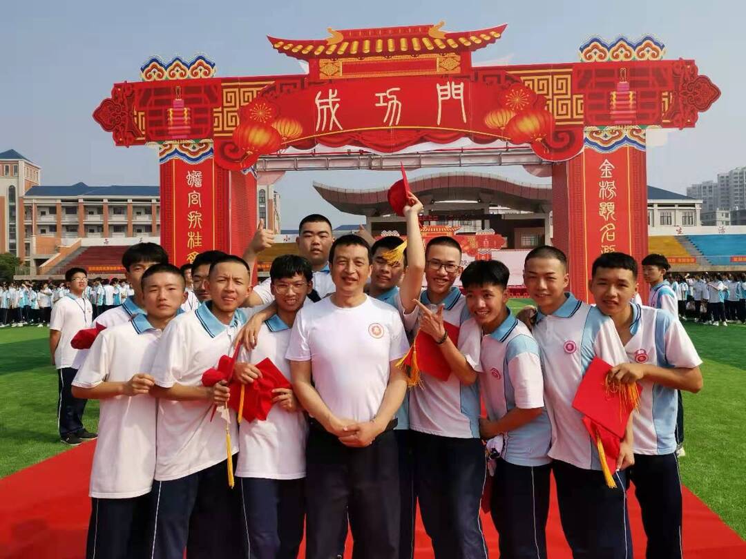 师德标兵何志龙：爱岗敬业  勇于担当