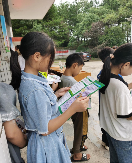 莲塘镇开展“开学第一课”暨法治知识进校园系列宣传活动