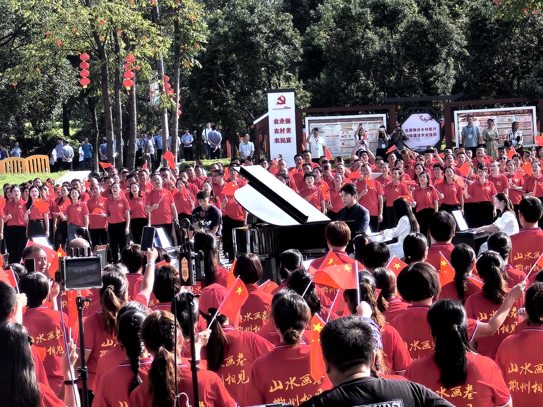 举全县之力 办好旅发会 | 郎朗领衔千人快闪  《我和我的祖国》唱出“家国情怀”