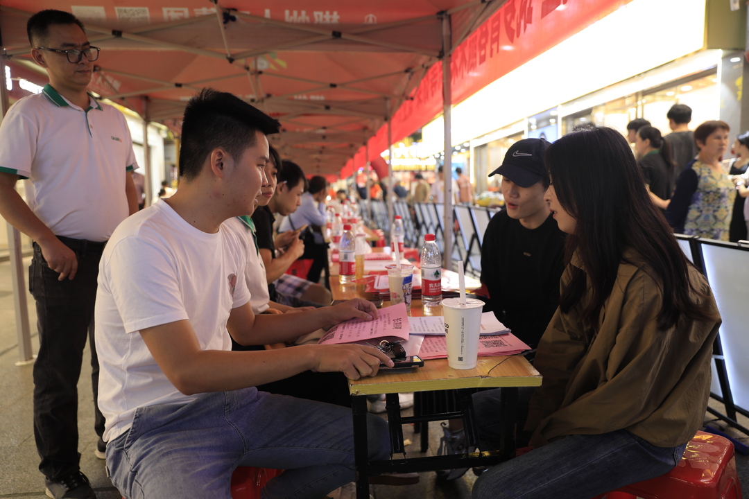 打好“发展六仗”  |  “招聘夜市”助力毕业生就业