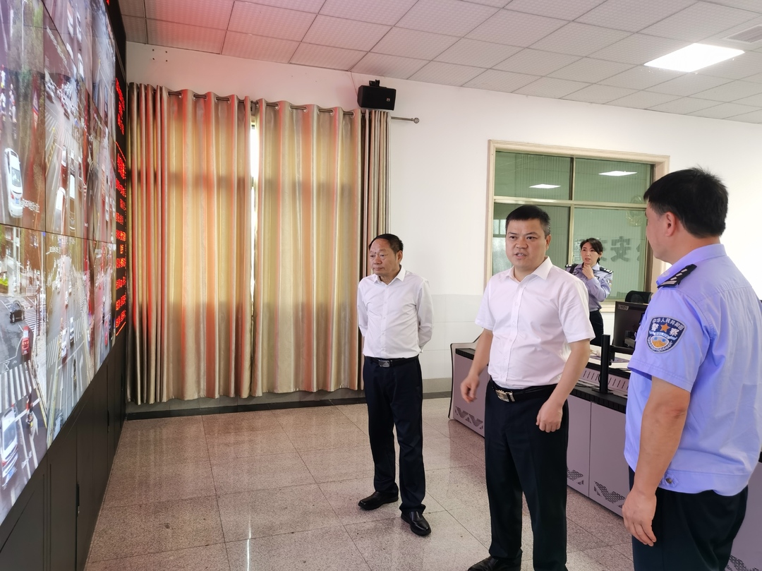 巫初华检查“双节”期间道路交通安全、值班值守工作   坚守岗位尽职尽责  全力确保“双节”期间平安和谐稳定