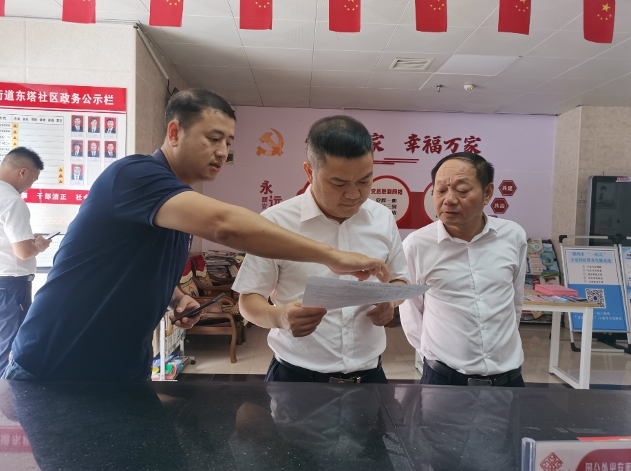 巫初华暗访检查国庆期间值班值守工作