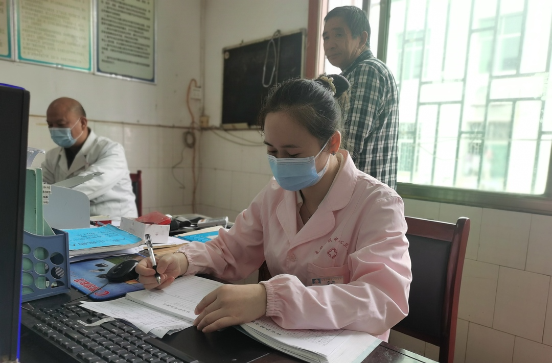 人大代表风采 | 卢律：为民履职 “医路”前行