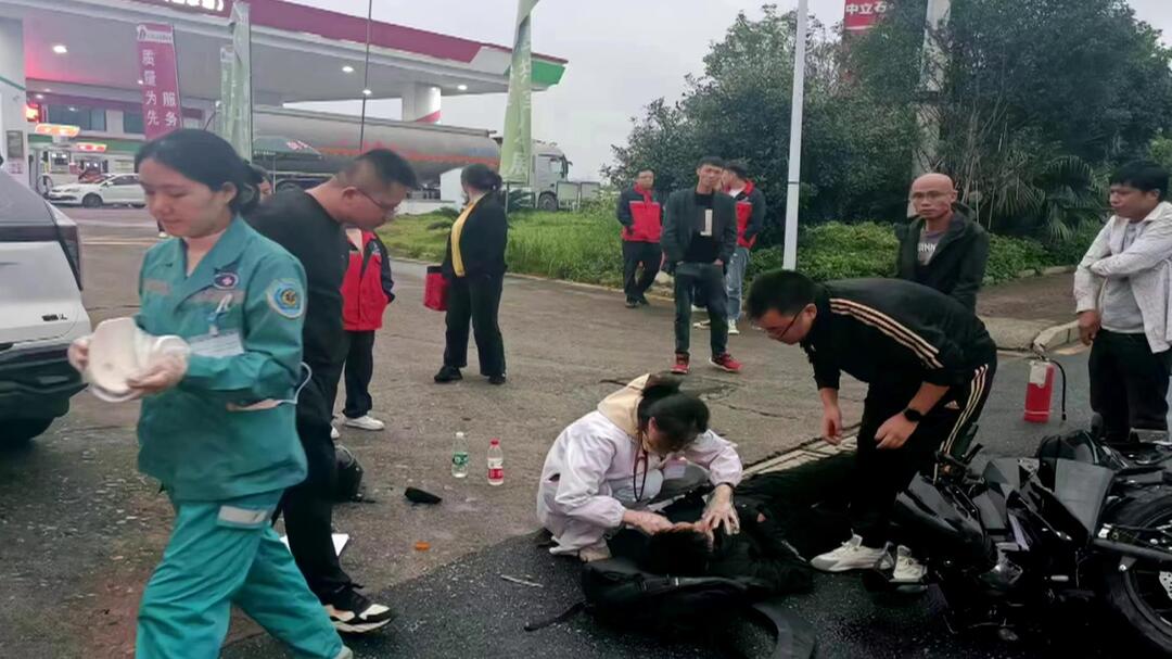 好人之城 | 路遇突发车祸   “应急人”开展生死救援