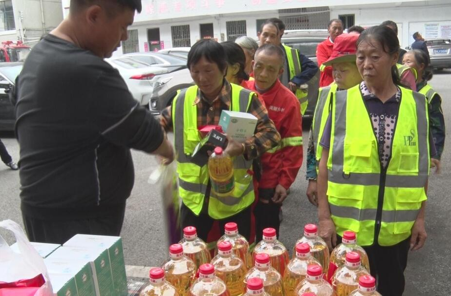 我县举行环卫工人节爱心公益活动