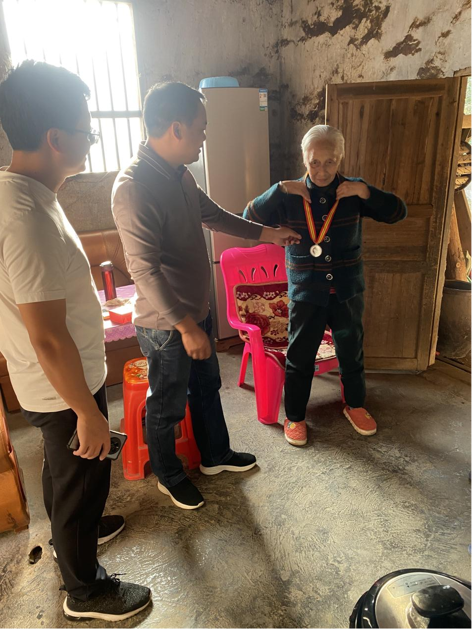 樟市镇：走访慰问百岁老人 敬老爱老暖人心