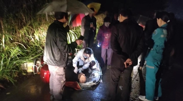 好人之城丨洋市镇：老人雨夜骑车摔倒   村组干群合力救助