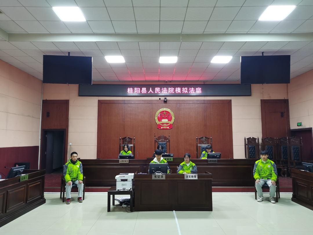 “校园法官”进法庭    宪法知识深入人心