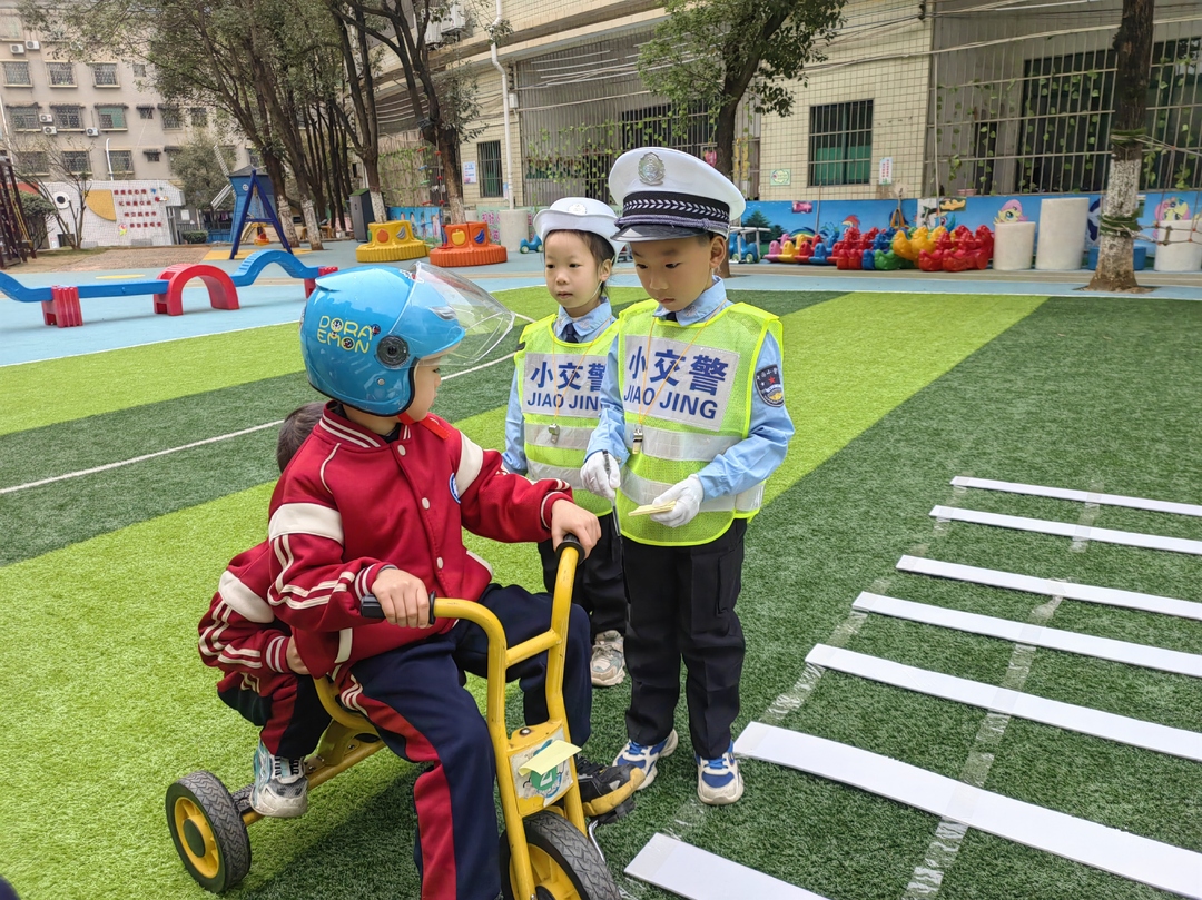 全国交通安全日  | 萌娃上“路”扮交警 “闯关打卡”学安全