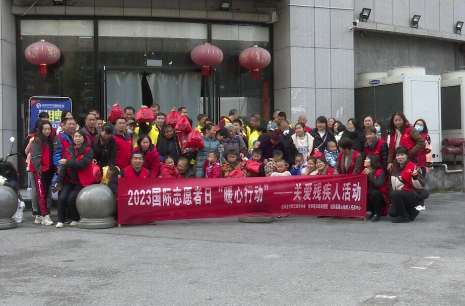 县古郡志愿者协会组织残疾人观看电影