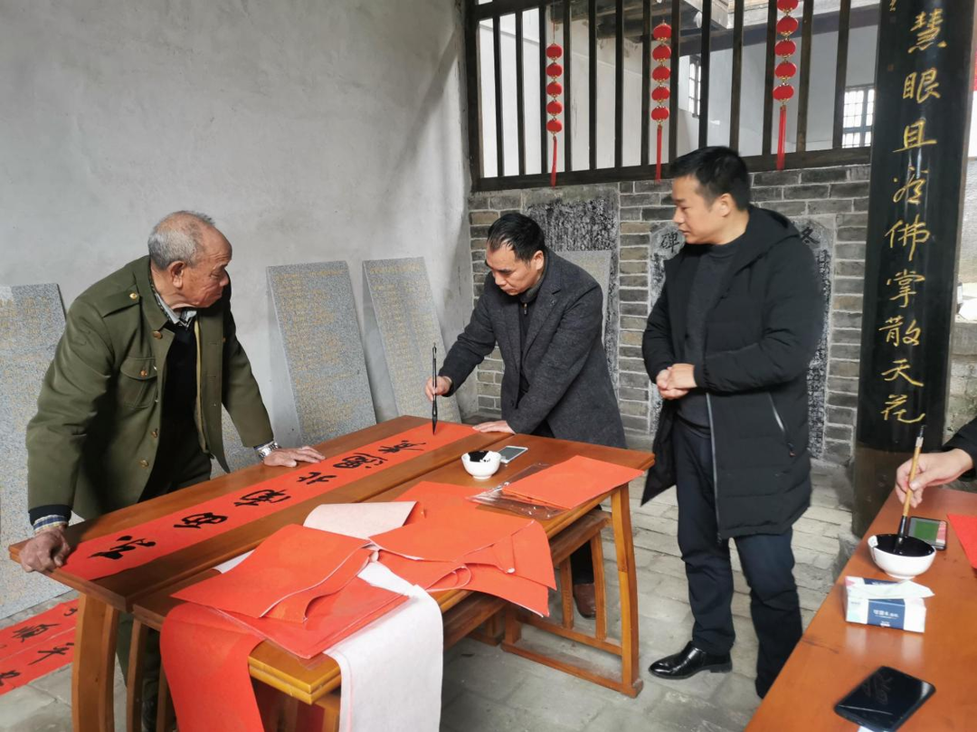 敖泉镇开展“写春联送祝福 我为群众办实事” 志愿服务活动