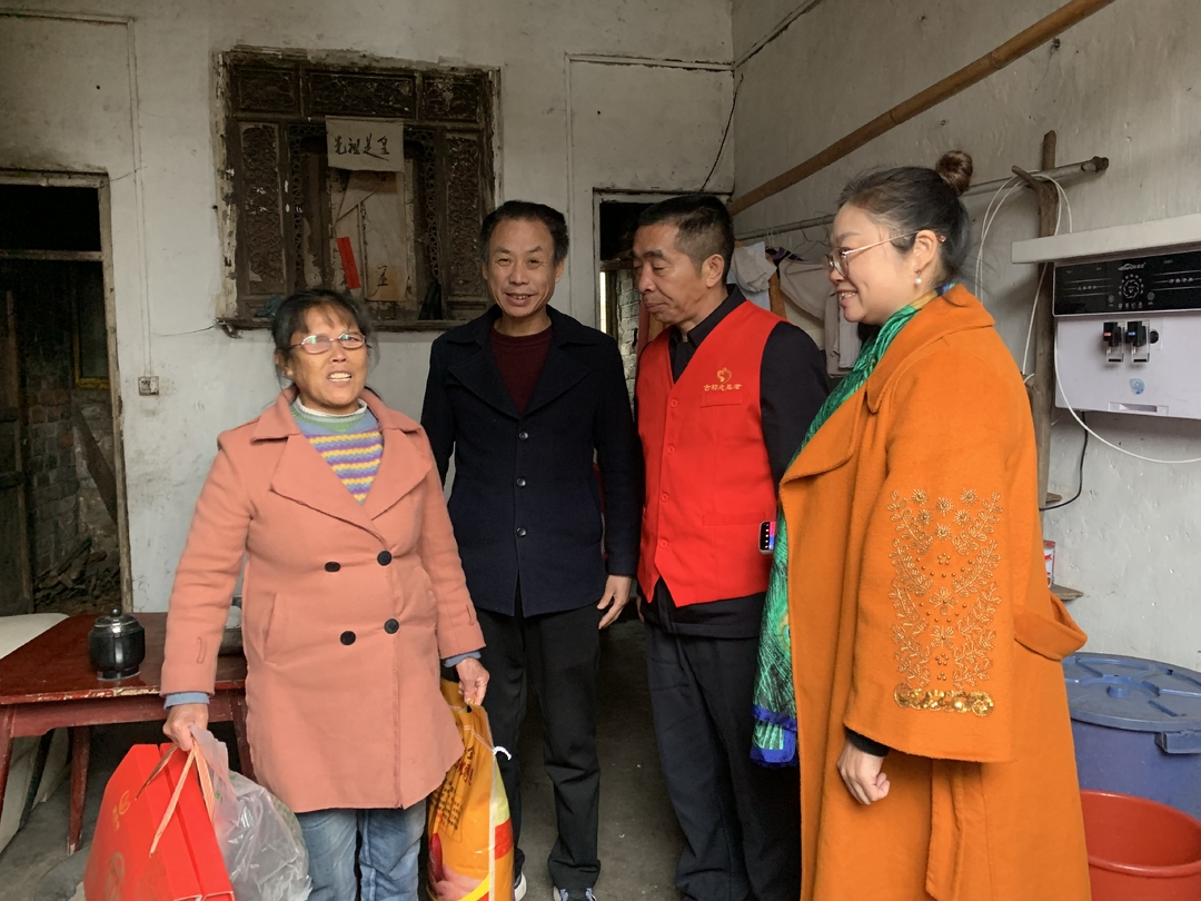 县残联看望慰问困难残障人士