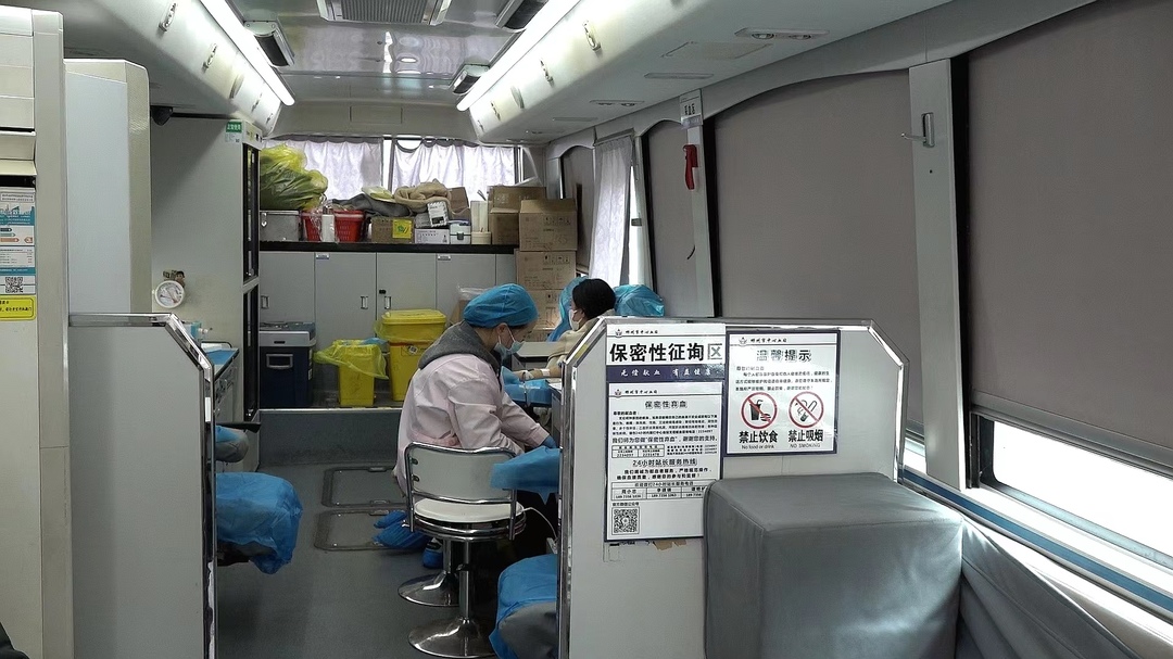 我县百余名党员干部无偿献血传爱心