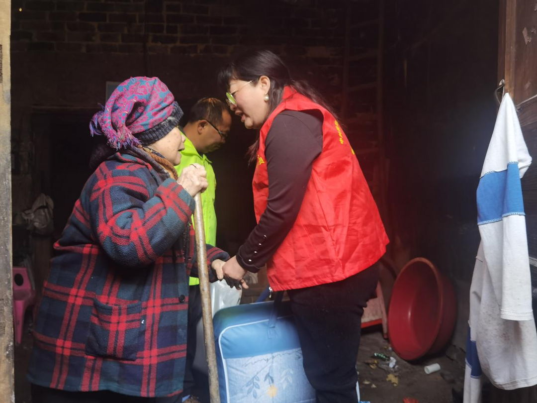 塘市镇：好人协会送温暖 节前情意暖人心
