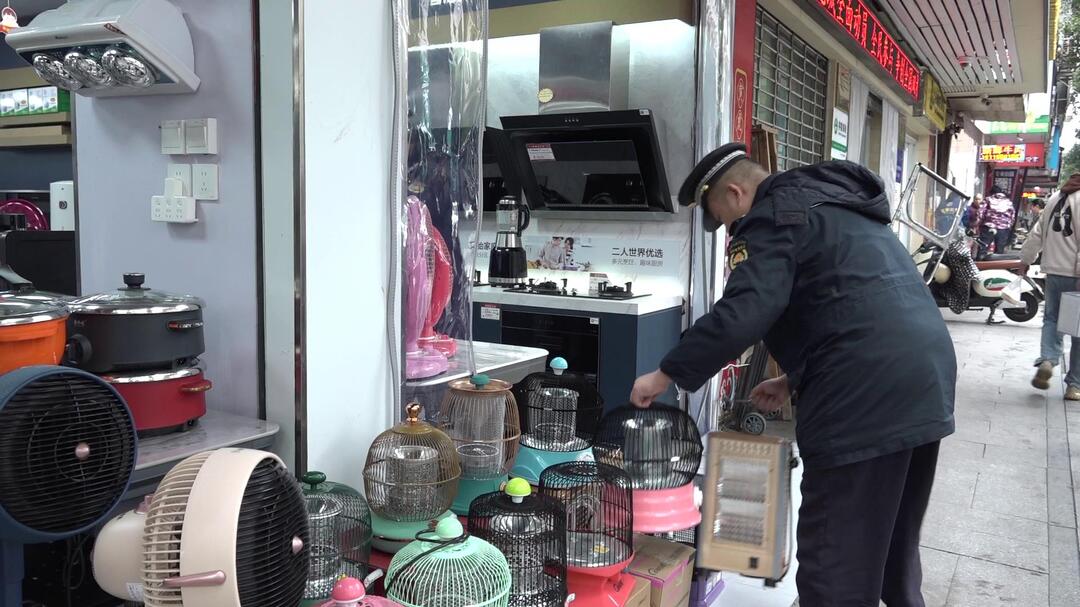 县城管局持续开展超门店经营整治