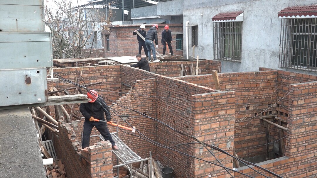 县城市管理和综合执法局拆除茶红社区一违法建筑