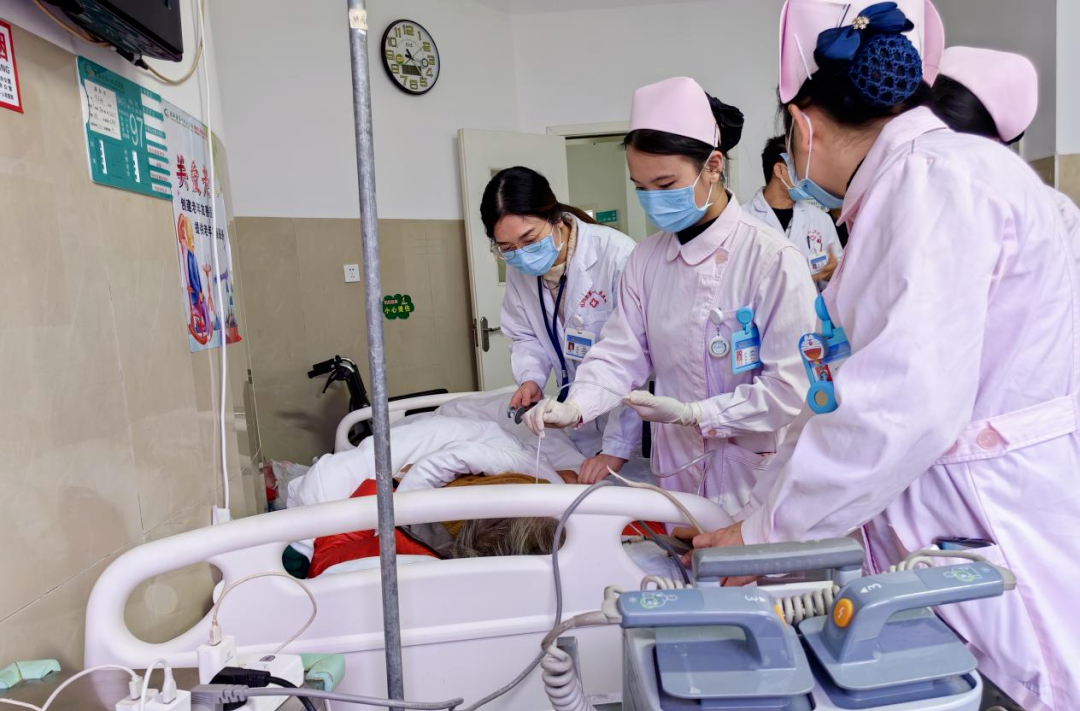 卓越医疗｜惊险！七旬老奶奶噎食险致命，医护快反成功挽救生命