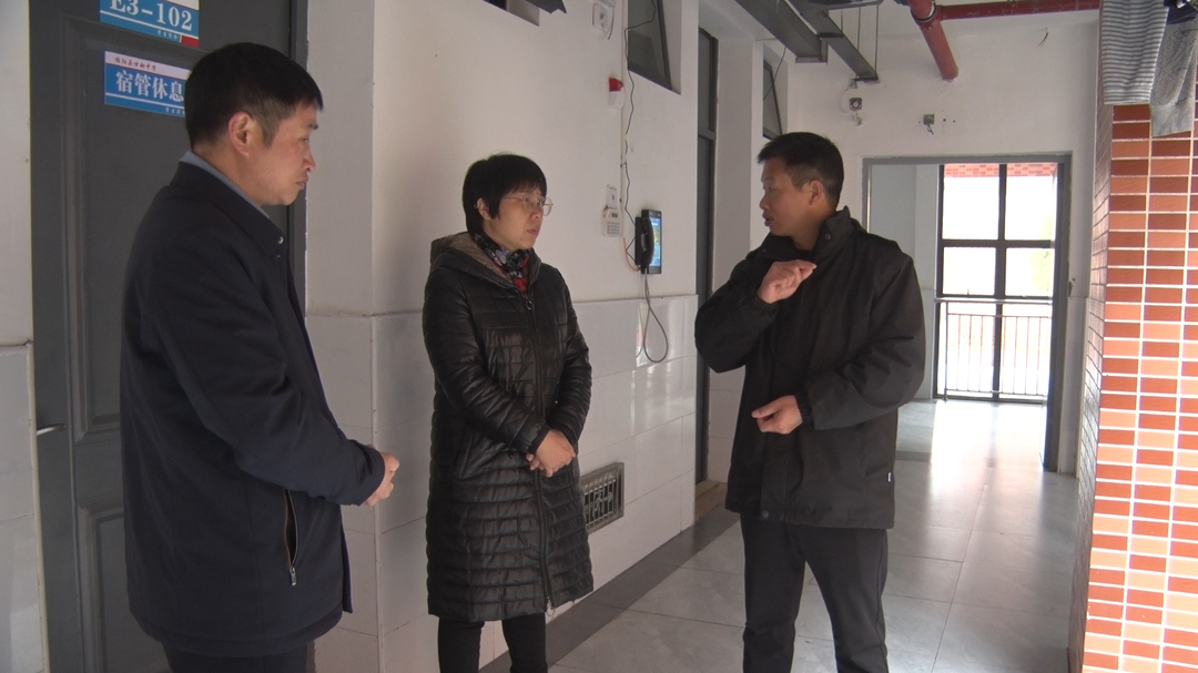 县领导督导学校安全工作
