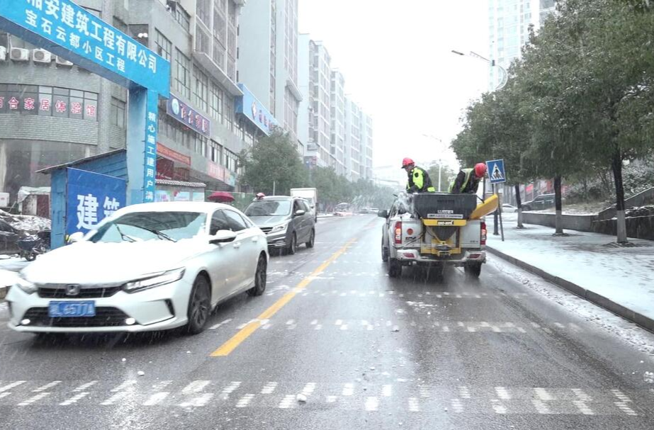 应对低温雨雪天气 | 县城管局开展城区道路除冰工作