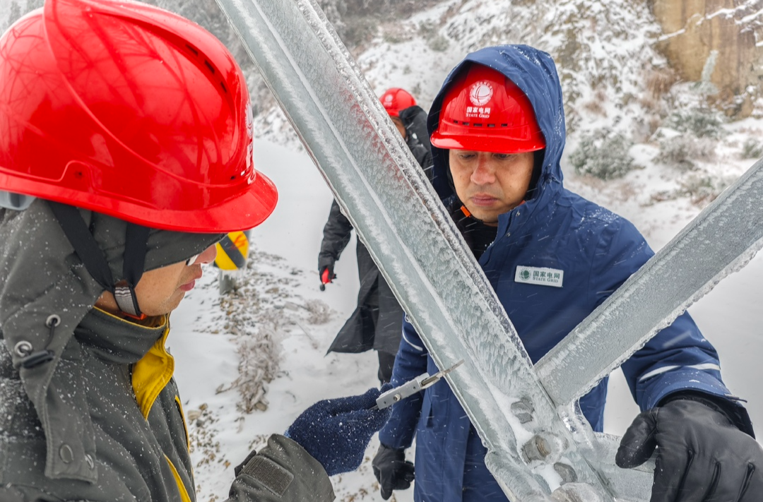 应对低温雨雪天气 | 寒潮致线路覆冰超10毫米 电力部门迎寒融冰保供电