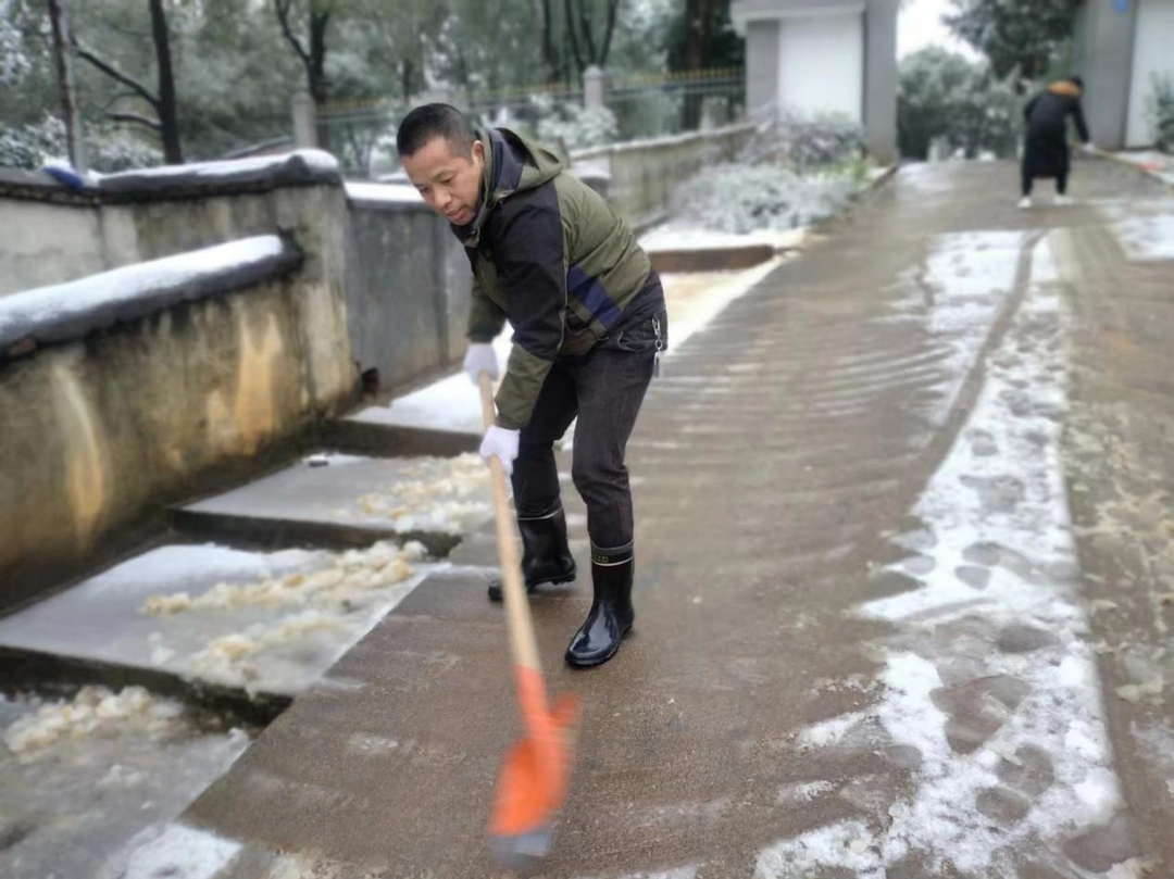 桂阳县正和镇：人大代表齐上阵 铲雪除冰暖人心