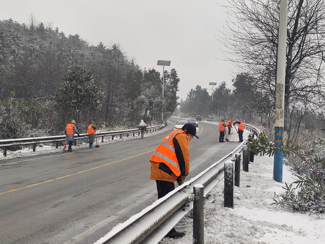 应对低温雨雪天气 | 大雪致高海拔山区积雪成冰 公路部门持续融冰除雪保畅通