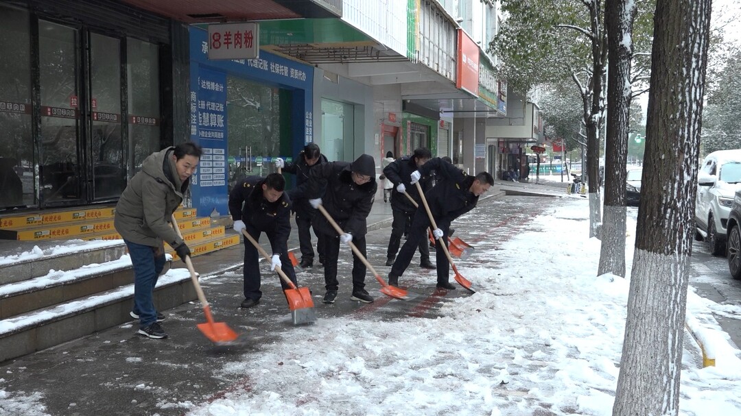应对低温雨雪天气 | 县城管局组织扫雪除冰保畅通