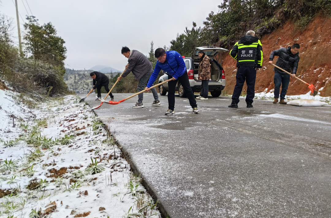 樟市镇：党员干部下沉一线  战风雪保民生