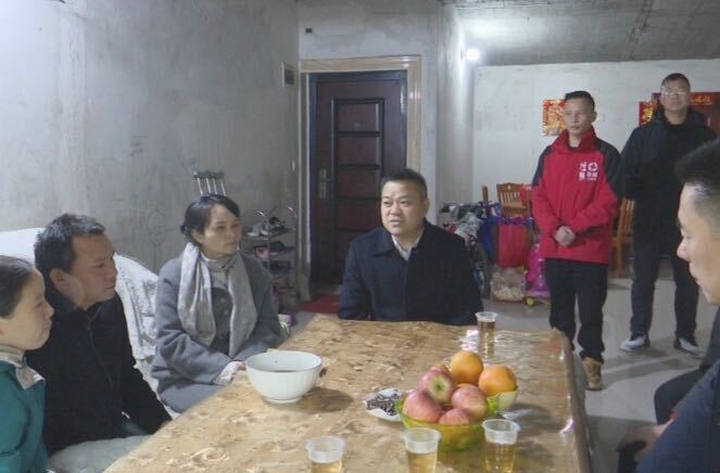巫初华走访慰问勇救落水儿童好人邓喜忠  |  弘扬正气 树立新风 汇聚建设更高水平平安桂阳强大正能量