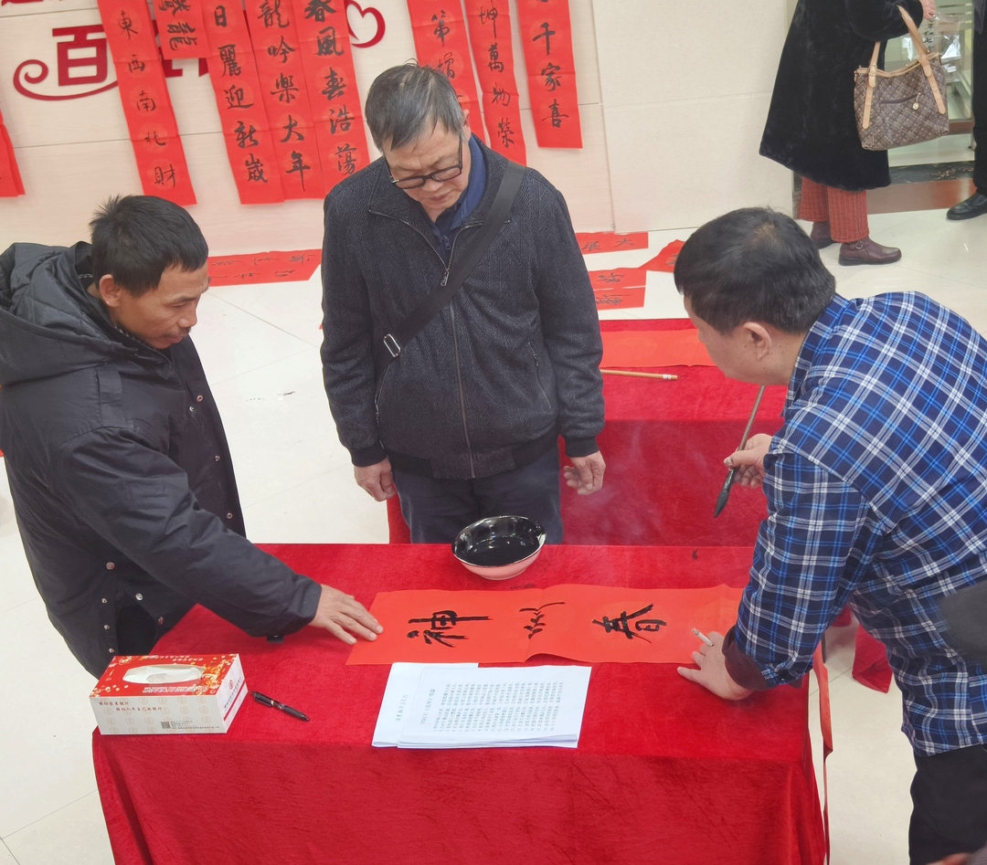 桂阳农商银行：翰墨飘香农商行  反诈春联送万家